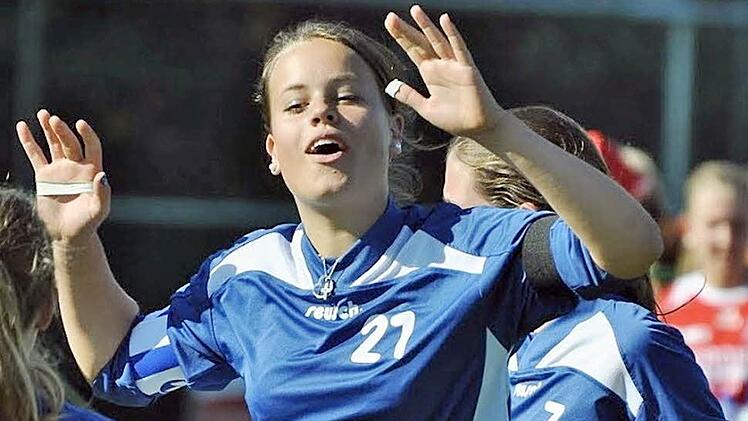 Die Segnitzerin Luisa Kaemmer jubelt euphorisch: Sie hat mit der Bayernauswahl den Europapokal der weiblichen U14 gewonnen. Foto: TV Segnitz