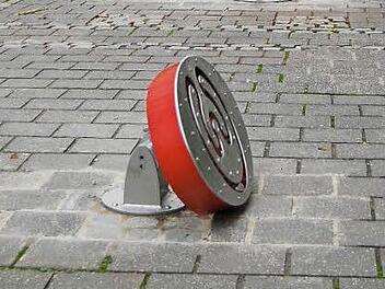 Randale - oder ist es beim Rangieren passiert? Eines der Spielgeräte, die seit vier Wochen im Steinweg stehen, ist schon kaputt. Foto: O. Schmidt