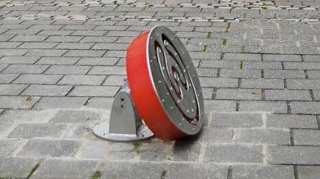 Randale - oder ist es beim Rangieren passiert? Eines der Spielgeräte, die seit vier Wochen im Steinweg stehen, ist schon kaputt. Foto: O. Schmidt