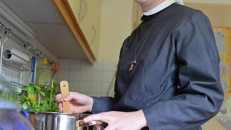 Auch kochen muss Schwester Veronika manchmal. Foto: Ronald Rinklef