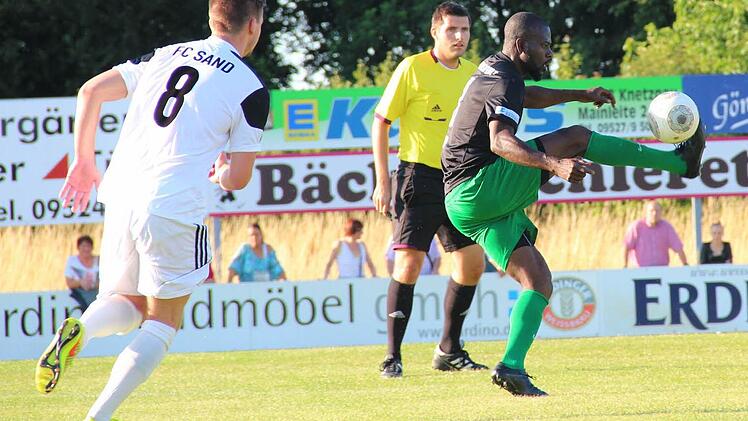 Eine elegante Ballannahme von Schweinfurter Neuzugang Joseph Mensah, beobachtet vom Sander Sebastian Götz. Trotz dieser Szene blieben Kabinettstückchen aber auf beiden Seiten Mangelware.  Fotos: Tobias Schneider