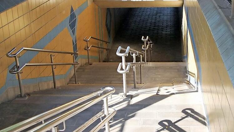 Die steile Rampe an der Bahnunterführung ist nicht zu nutzen.