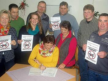 Sie wollen die Chance ergreifen und den geplanten Verkehrslandeplatz auf Gebiet der Gemeinde Meeder mit einem Bürgerbegehren verhindern (von links): Heidi Bauersachs, Lienhard Hanft, Simone Wohnig, Christoph Raabs, Angela Ambros, Martin Florschütz, Heidi Rädlein, Oliver Truckenbrodt und Bernd Taubmann. Foto: Gabi Arnold