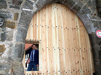 Nun lässt es sich wieder schließen: Das neue Hattersdorfer Tor wurde gestern von Bürgermeister Martin Mittag eingeweiht. Foto: Bettina Knauth