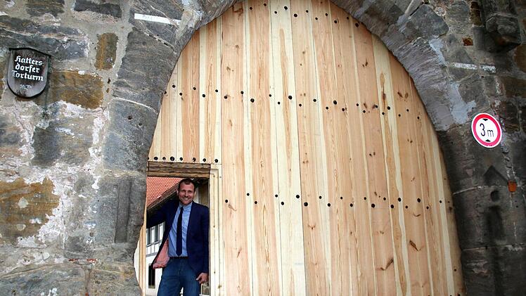 Nun lässt es sich wieder schließen: Das neue Hattersdorfer Tor wurde gestern von Bürgermeister Martin Mittag eingeweiht. Foto: Bettina Knauth