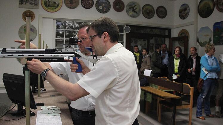 Drittem Bürgermeister Markus Wich (rechts) gab Zweiter Schützenmeister Matthias Kümmet Tipps.  Foto: Friedwald Schedel