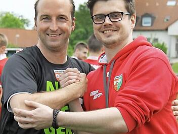 Der Ex-Coach und sein Nachfolger: Seit dieser Saison hat Simon Albert (r.) das Traineramt bei den U19-Junioren des Baiersdorfer SV von Thomas Luckner (l.) übernommen. Für die A-Junioren wartet nach dem Aufstieg in die Bayernliga am Sonntag um 11 Uhr gleich das Derby gegen den FSV Erlangen-Bruck.  Foto: Uwe Kellner