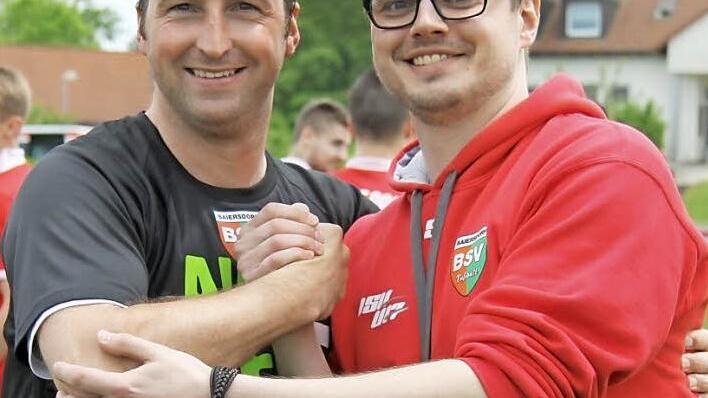 Der Ex-Coach und sein Nachfolger: Seit dieser Saison hat Simon Albert (r.) das Traineramt bei den U19-Junioren des Baiersdorfer SV von Thomas Luckner (l.) übernommen. Für die A-Junioren wartet nach dem Aufstieg in die Bayernliga am Sonntag um 11 Uhr gleich das Derby gegen den FSV Erlangen-Bruck.  Foto: Uwe Kellner
