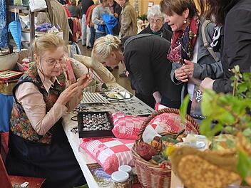 Ein breites Sortiment erwartete die Besucher des Kunsthandwerkermarktes, der erstmals in der Mehrzweckhalle stattfand.  Foto: Gerd Schaar