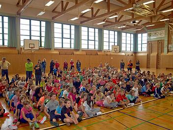 Sehnsüchtig warten fast 300 Kinder auf die Trainer der Brose Baskets. Foto: Susanne Deuerling