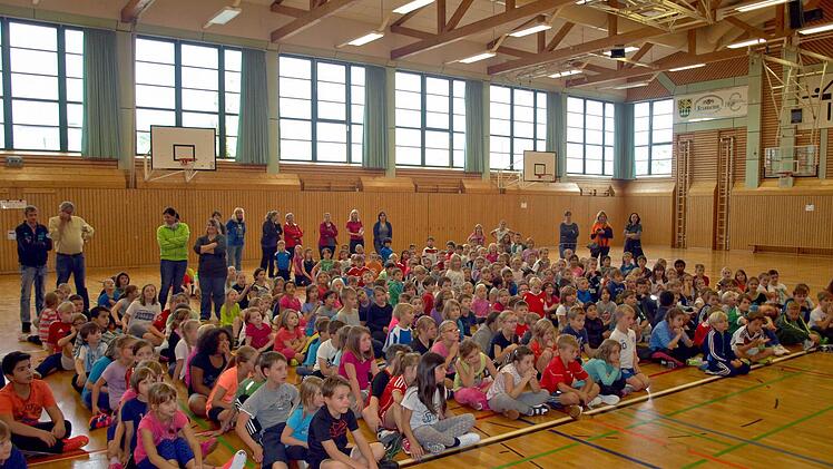 Sehnsüchtig warten fast 300 Kinder auf die Trainer der Brose Baskets. Foto: Susanne Deuerling