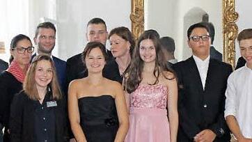Diese Schulabg&auml;nger waren Knetzgaus Beste und erhielten einen Preis. Mit im Bild sind die Sponsoren, die Vertreter der Schule und Zweiter B&uuml;rgermeister Bernhard Jilke (Dritter von rechts). Foto: Christiane Reuther