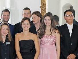 Diese Schulabgänger waren Knetzgaus Beste und erhielten einen Preis. Mit im Bild sind die Sponsoren, die Vertreter der Schule und Zweiter Bürgermeister Bernhard Jilke (Dritter von rechts). Foto: Christiane Reuther