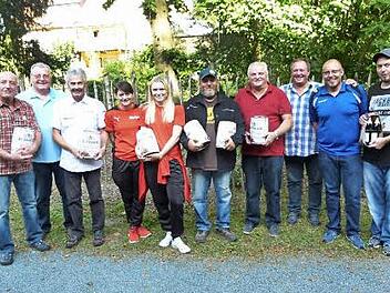 Die Vertreter der beim Boccia-Turnier erfolgreichen Vereine mit Bürgermeister Volker Schmiechen (Dritter von rechts) und Organisator Gerhard Pöhlmann (links daneben) Foto: Werner Oetter