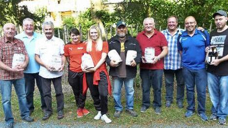 Die Vertreter der beim Boccia-Turnier erfolgreichen Vereine mit Bürgermeister Volker Schmiechen (Dritter von rechts) und Organisator Gerhard Pöhlmann (links daneben) Foto: Werner Oetter