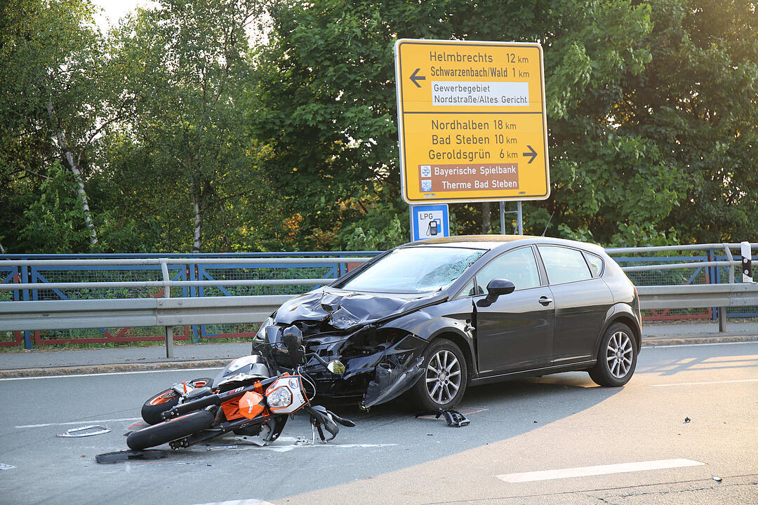 Kreis Hof: Junge Autofahrerin übersieht Motorrad beim Abbiegen - Lebensgefahr