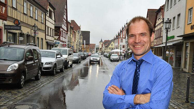 Die ganze Stadt wird sein Arbeitsplatz: Marc Heinz nimmt seine Tätigkeit als neuer Stadtmanager in Haßfurt auf.  Fotos: Ronald Rinklef