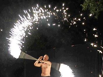 Die flammende Darbietung des Zauberers "Manolo" war ein Highlight beim Stettfelder Ferienprogramm, das die Kinder und die Senioren gleicherma&szlig;en begeistert hat.  Foto: Ferienprogramm Stettfeld