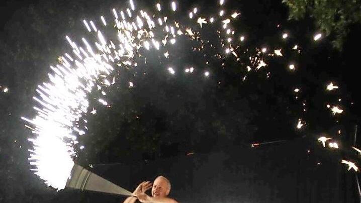 Die flammende Darbietung des Zauberers "Manolo" war ein Highlight beim Stettfelder Ferienprogramm, das die Kinder und die Senioren gleicherma&szlig;en begeistert hat.  Foto: Ferienprogramm Stettfeld