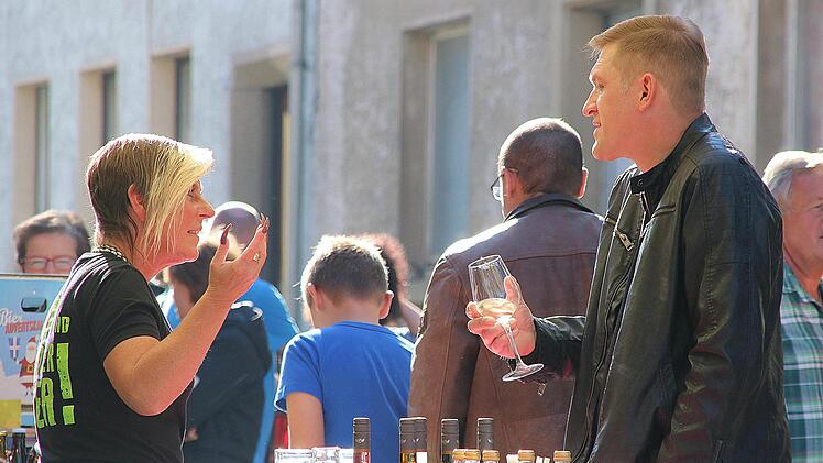 Beim Flohmarkt gab es wirklich so gut wie alles zu kaufen, von gebrauchter Kleidung über Porzellan bis zu Büchern und Zeitschriften. Foto: Dieter Britz