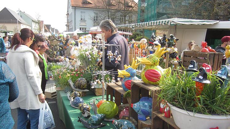 Je wärmer die Jahreszeit, desto bunter der Markt.  Foto: Norbert Rittmaier
