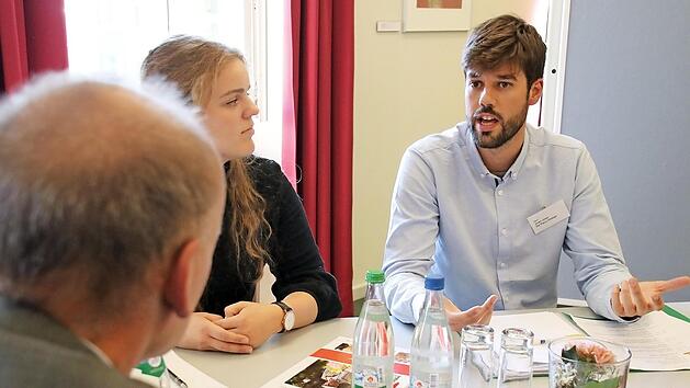 Bewerber Juan Jose De Paco Ortega (hinten rechts) und Thomas Schmitz (Heimleiter des Seniorenwohnens am Bruderwald) lernen sich beim Speed-Dating kennen. Dabei hilft Dolmetscherin Linda Hacker.  Fotos: M. Klein