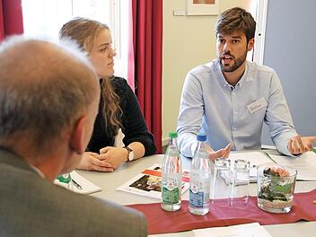Bewerber Juan Jose De Paco Ortega (hinten rechts) und Thomas Schmitz (Heimleiter des Seniorenwohnens am Bruderwald) lernen sich beim Speed-Dating kennen. Dabei hilft Dolmetscherin Linda Hacker.  Fotos: M. Klein