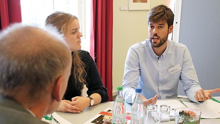 Bewerber Juan Jose De Paco Ortega (hinten rechts) und Thomas Schmitz (Heimleiter des Seniorenwohnens am Bruderwald) lernen sich beim Speed-Dating kennen. Dabei hilft Dolmetscherin Linda Hacker.  Fotos: M. Klein