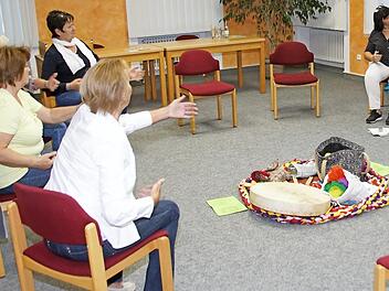 Die Volkshochschule Oberaurach gab mit Schnupperkursen einen Einblick in ihr Programm vom "Tanzen im Sitzen" (im Bild) bis "Frei bewegen - frei atmen" oder "Dance-Fitness". Foto: Sabine Weinbeer