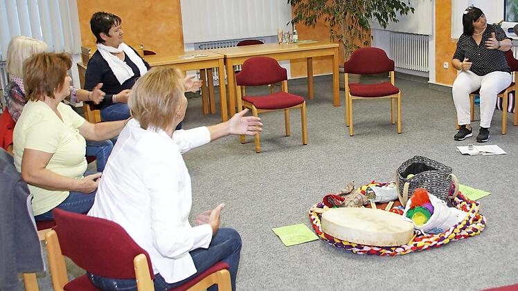 Die Volkshochschule Oberaurach gab mit Schnupperkursen einen Einblick in ihr Programm vom "Tanzen im Sitzen" (im Bild) bis "Frei bewegen - frei atmen" oder "Dance-Fitness". Foto: Sabine Weinbeer