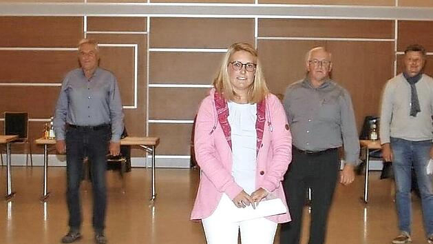 Bei der Sitzung des Stadtrates am Montag wurden die Ortssprecher offiziell verpflichtet (von links): Werner Sch&uuml;bel (Lempertshausen), B&uuml;rgermeister Tobias Ehrlicher, Dietmar Westh&auml;user (Ro&szlig;feld), Zweiter B&uuml;rgermeister Ernst-Wilhelm Geiling, Sarah Schafhauser (M&auml;hrenhausen), Peter Pohl (S&uuml;lzfeld), Harald Weber (Rudelsdorf), Rainer H&ouml;fer (Oettingshausen) und Harald Hager (Grattstadt).  Foto: Martin Rebhan