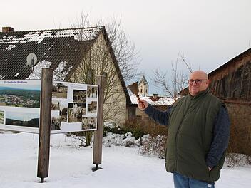 Ortsreferent Klaus Schebler mit der Glocke, mit der früher die Neuigkeiten im Ort ausgeschellt wurden. Vor 50 Jahren gingen die Windheimer auf Münnerstadt zu, um die Vorbereitungen für die Gemeindeverwaltung zu treffen. Foto: Thomas Malz
