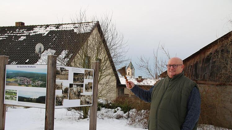 Ortsreferent Klaus Schebler mit der Glocke, mit der früher die Neuigkeiten im Ort ausgeschellt wurden. Vor 50 Jahren gingen die Windheimer auf Münnerstadt zu, um die Vorbereitungen für die Gemeindeverwaltung zu treffen. Foto: Thomas Malz
