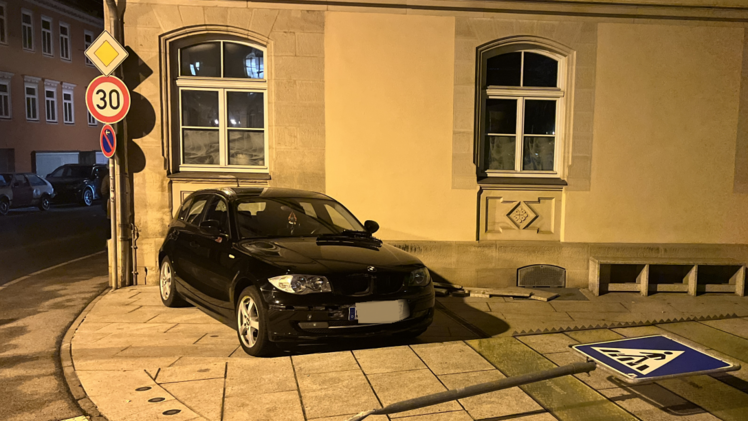 Einen Wagen hat es in Coburg an ein Verkehrsschild geschleudert.