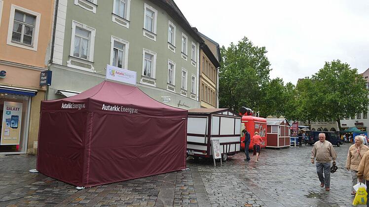 Die Budenstadt zu "Bamberg zaubert" ist nicht nur manchem Einzelhändlern dahinter ein Dorn im Auge: Auch die Marktkaufleute fühlen sich vom Grünen Markt verdrängt.   Foto: R. Rinklef