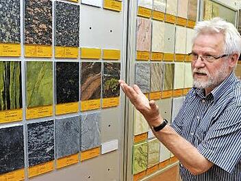 Reinhard Kögler zeigt im Naturstein-Archiv auf einen Teil der Musterplatten aus aller Welt - dem Farbspiel sind hier keine Grenzen gesetzt. Foto: Ronald Rinklef