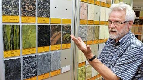 Reinhard Kögler zeigt im Naturstein-Archiv auf einen Teil der Musterplatten aus aller Welt - dem Farbspiel sind hier keine Grenzen gesetzt. Foto: Ronald Rinklef