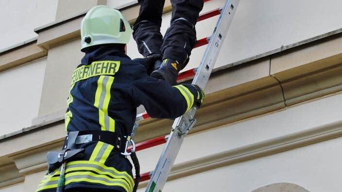 Personenrettung aus dem Obergeschoss über die Steckleiter
