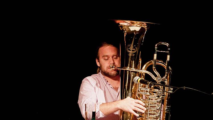 Tubist Andreas Martin Hofmeir stellte sich im "Schwarzen Bären" in Beiersdorf auch als Autor vor.Foto: Jochen Berger