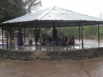 Bei schönem Wetter o.k., aber was ist, wenn es stürmt? Der bisherige Kindergarten in der Außenstelle Mtawanya besteht aus dieser offenen Rundhütte. Mit den Spenden vom Freundeskreis wird nun ein "richtiger" Kindergarten mit Toiletten gebaut. Fotos: Werner Friedel