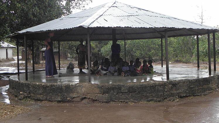 Bei schönem Wetter o.k., aber was ist, wenn es stürmt? Der bisherige Kindergarten in der Außenstelle Mtawanya besteht aus dieser offenen Rundhütte. Mit den Spenden vom Freundeskreis wird nun ein "richtiger" Kindergarten mit Toiletten gebaut. Fotos: Werner Friedel