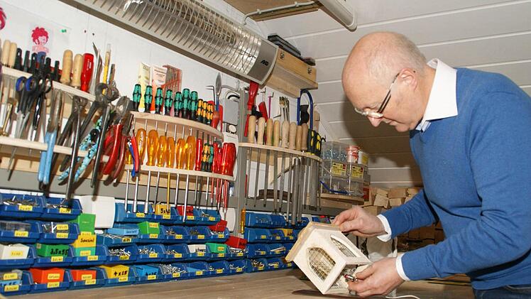 Seine Werkstatt ist seine Burg: Günther Christel bei der Arbeit.
