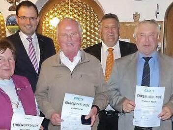 Für 40-jährige CSU-Mitgliedschaft und Einsatz ehrte die Partei die beiden Gründungsmitglieder Friedrich Rösch und Dieter Oertel. 15 Jahre engagiert sich Maria Will. Das Bild zeigt (von links) Maria Will, MdL Martin Schöffel, Dieter Oertel, stellvertretenden Kreisvorsitzenden Gerhard Schneider, Friedrich Rösch und Ortsvorsitzende sowie dritte Bürgermeisterin Elisabeth Schmidt-Hofmann. Foto: Klaus-Peter Wulf