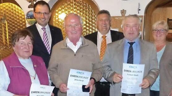 Für 40-jährige CSU-Mitgliedschaft und Einsatz ehrte die Partei die beiden Gründungsmitglieder Friedrich Rösch und Dieter Oertel. 15 Jahre engagiert sich Maria Will. Das Bild zeigt (von links) Maria Will, MdL Martin Schöffel, Dieter Oertel, stellvertretenden Kreisvorsitzenden Gerhard Schneider, Friedrich Rösch und Ortsvorsitzende sowie dritte Bürgermeisterin Elisabeth Schmidt-Hofmann. Foto: Klaus-Peter Wulf