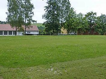 Auf dem ehemaligen Schulsportplatz will der 1. FC Kupferberg im kommenden Jahr ein Kunstrasen-Kleinspielfeld errichten. Foto: Klaus-Peter Wulf