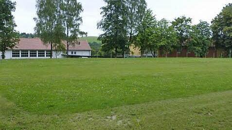 Auf dem ehemaligen Schulsportplatz will der 1. FC Kupferberg im kommenden Jahr ein Kunstrasen-Kleinspielfeld errichten. Foto: Klaus-Peter Wulf