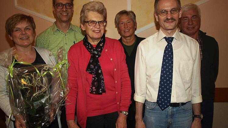 Nach neun Jahren kandidierte Gudrun Krammer (links) nicht mehr als 1. Vorsitzende. Ihre Nachfolger Andreas Erhard (daneben) würdigte ihre engagierte Arbeit. Mit ihm zusammen bilden - weiter von links - Claudia Landgraf als Schriftführerin, Lotte Heuß als Kassenwartin und Werner Mützel als 2. Vorsitzender die Vereinsführung, während Nikolaus Metz (2.v.r.) weiter als Chorleiter fungiert.  Foto: Stefan Geiger