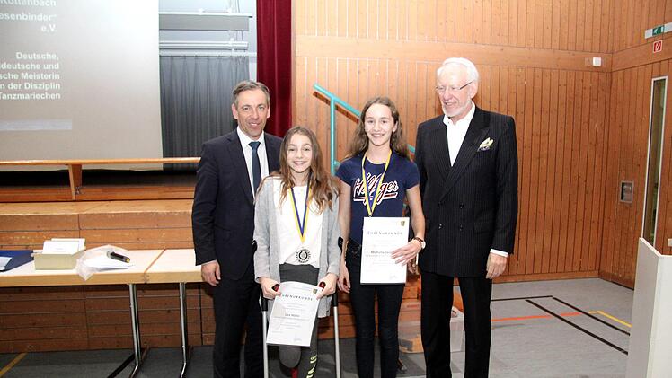 Karnevalsclub Röttenbach "Die Besenbinder", Lea Höhn, Deutsche, Süddeutsche und Fränkische Meisterin in der Disziplin Tanzmariechen,mit Michelle Zerrahn, Deutsche, Süddeutsche und Fränkische Meisterin in der Disziplin Tanzmariechen   Foto: Richard Sänger