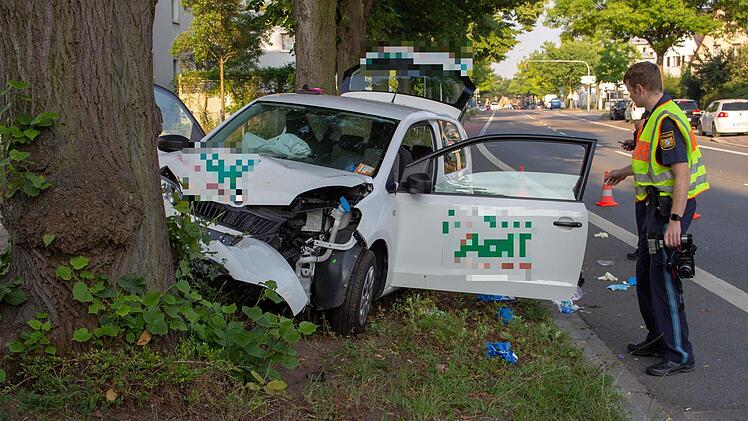 Bei Schweinau ist eine 28-j&auml;hrige Autofahrerin am Sonntagmorgen von der Stra&szlig;e abgekommen und gegen einen Baum geprallt.  Foto: NEWS5 / Schmelzer