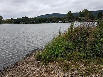 Am Ufer des Sander Baggersees wurde ein im Wasser verunglückter Mann, der von zwei Helfern spektakulär gerettet worden war, erstversorgt und schließlich in ein Krankenhaus gebracht. Foto: Eva Husslein